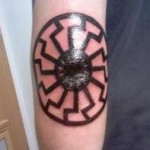 Nazi Tattoo Schwarze Sonne auf Ellenbogen